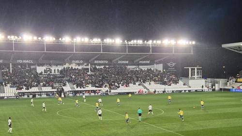Spieltagserlebnis Burgos CF Fußballreise Ein spannendes Abendspiel im El Plantío Stadion während einer Burgos CF Fußballreise unter Flutlicht.